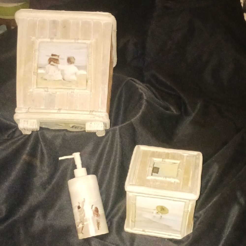 Croscill "Beach Memories" Betsy Johnson Tissue Cover, Wastebasket, Lotion Dispen